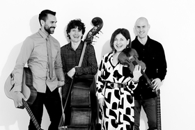 Schmoozenbergs: Hot gypsy jazz. Schmoozenbergs: Hot gypsy jazz.